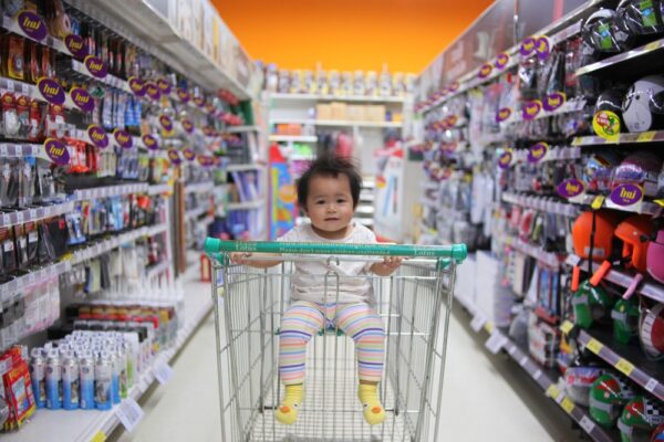 Cu copilul la cumparaturi: trucuri pentru a evita crizele de furie