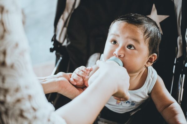 Cand hidratarea copilului este un stres, cauti solutii (+concurs)