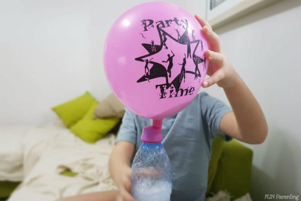 Experiment pentru copii – baloane care se umflă singure