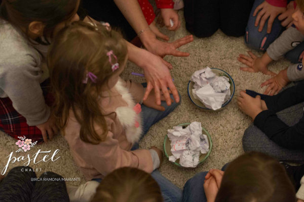 Jocuri de făcut în casă – Hochei și bătaie cu bulgări din hârtie