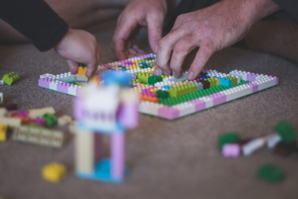 DIY Cursă cu obstacole din piese Lego