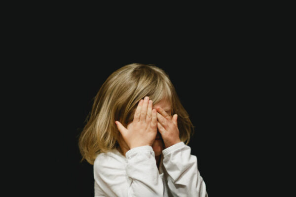 Cum sunt copiii care nu reusesc sa exprime ceea ce simt sau sa gestioneze intensitatea propriilor trairi?