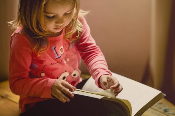 Cum le dezvoltăm copiilor plăcerea de a citi