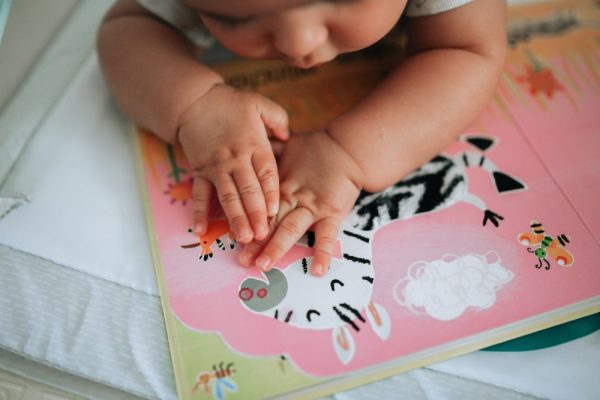 Dezvoltarea emoțională și relațională: etapele prin care trecem de-a lungul vieții